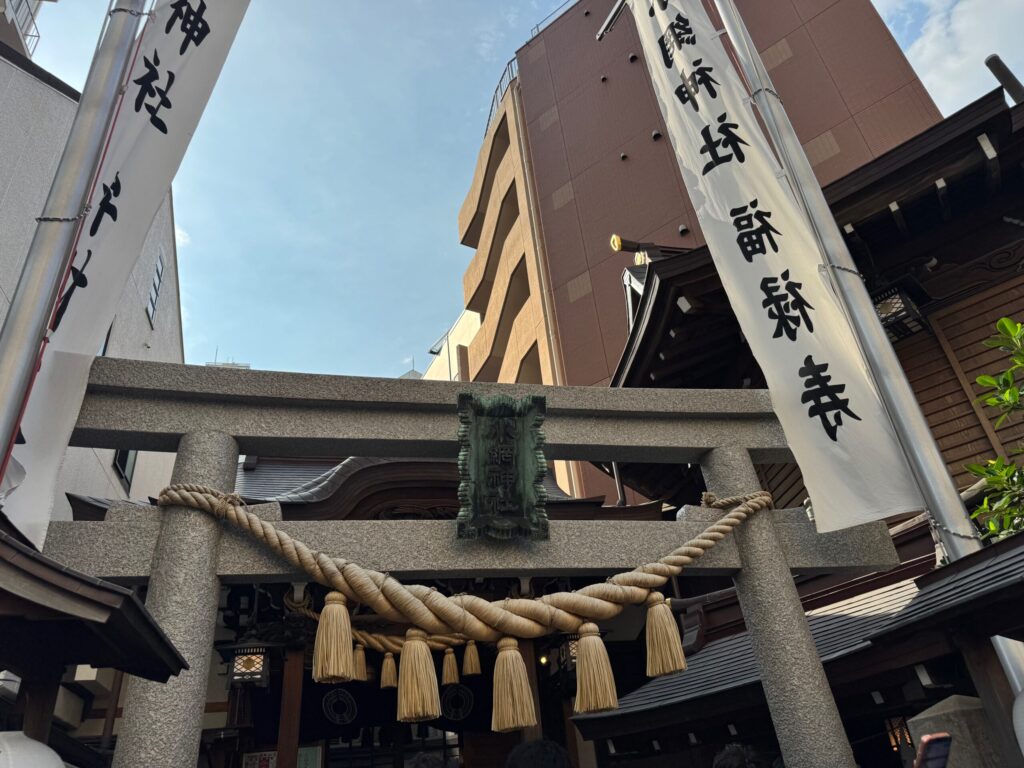 小網神社の総檜造り社殿の向拝に施された見事な昇り龍と降り龍の彫刻