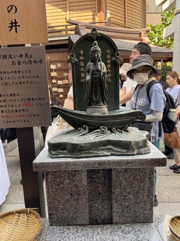小網神社の境内にある東京銭洗い弁天（萬福舟乗弁財天）の様子