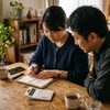 家計について話し合うカップルのイメージ写真