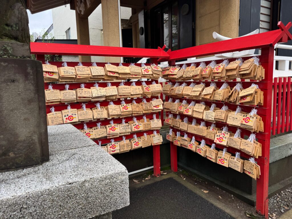 アイドルの当選祈願がびっしりの絵馬掛け