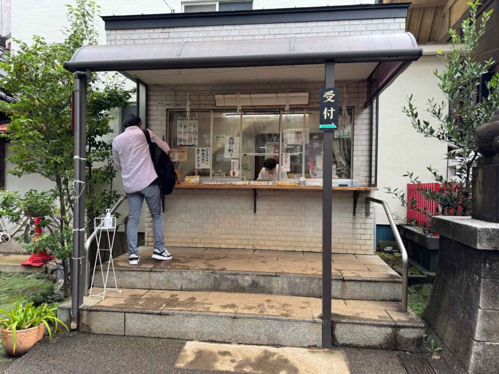 皆中稲荷神社の御朱印受付の様子