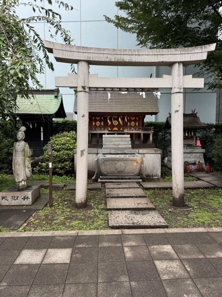 境内の弁財天を祀る小さな祠