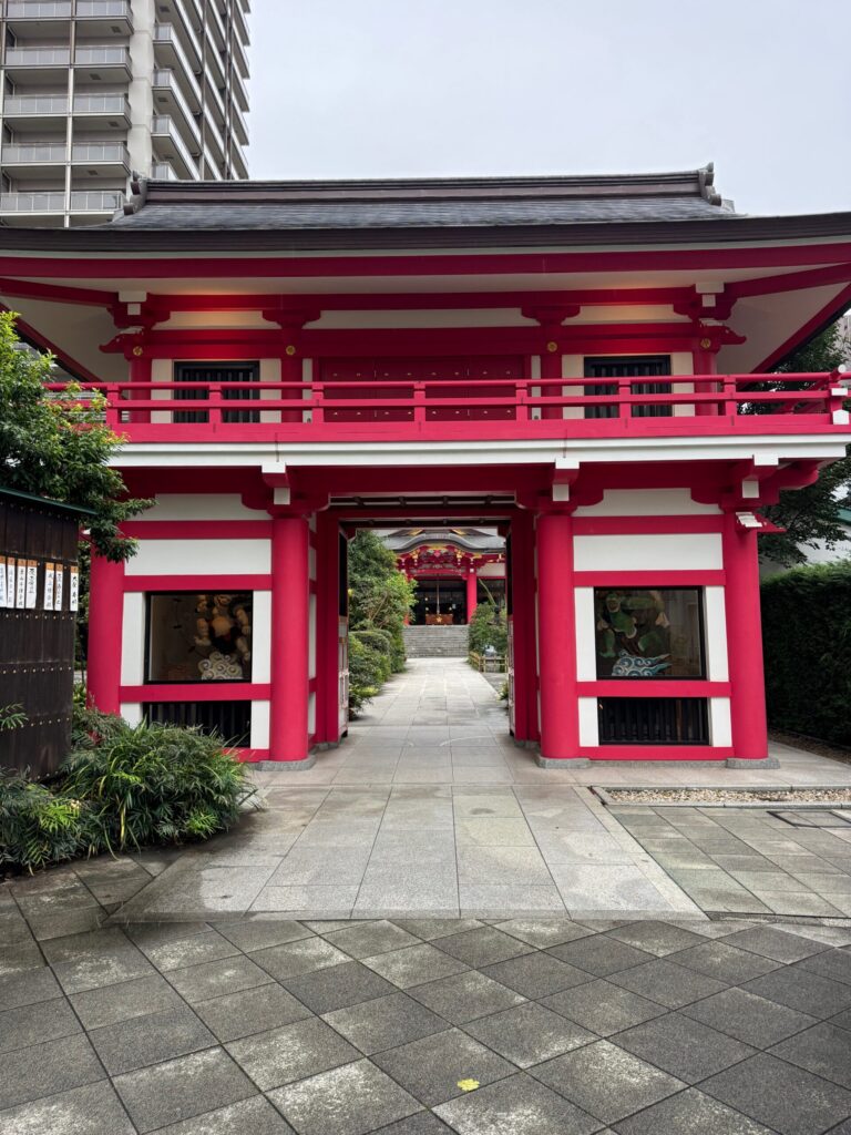 雷神像・風神像が両脇に納められた楼門