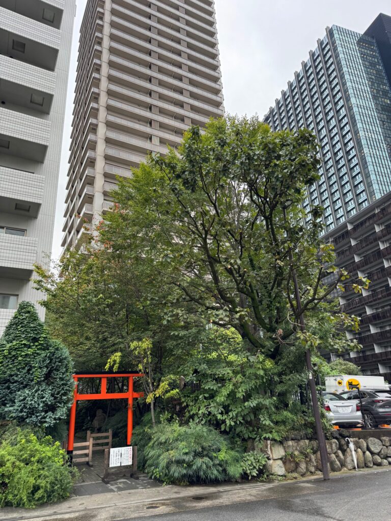 高層ビルに囲まれた成子天神社周辺の様子