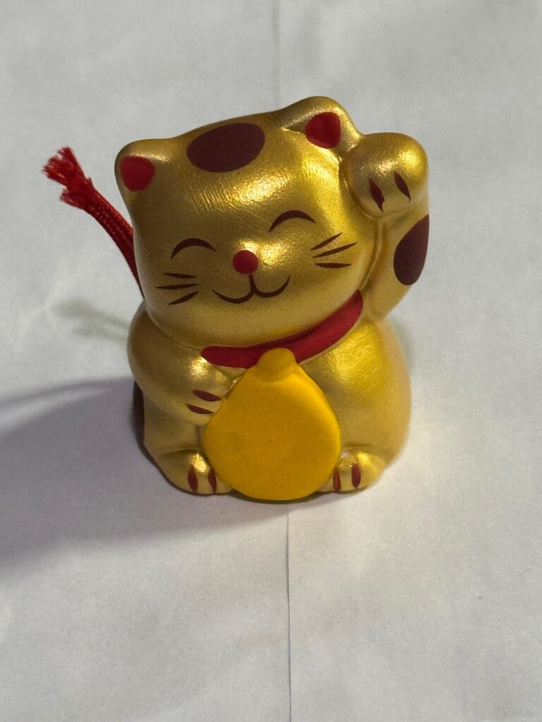 皆中稲荷神社で購入した金色の招き猫おみくじ