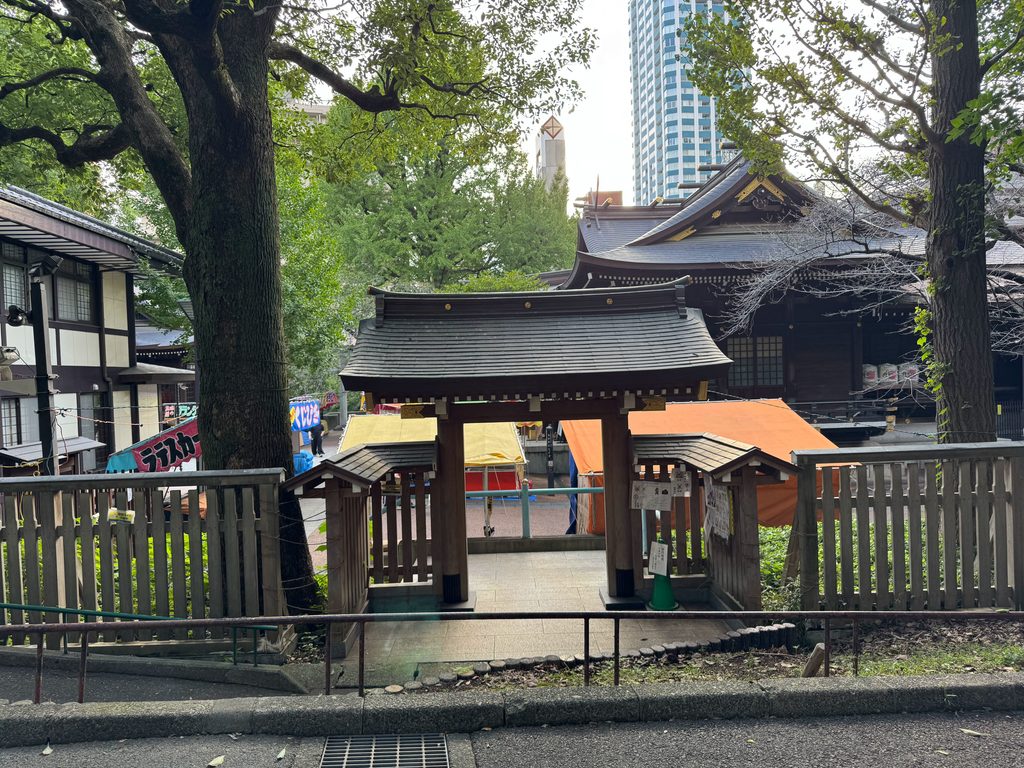 新宿・十二社熊野神社の入口と鳥居