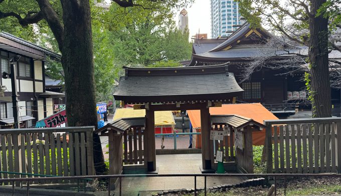新宿・十二社熊野神社の入口と鳥居