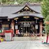 十二社熊野神社の鳥居越しに見る拝殿と、例大祭を控えて準備が進む境内の様子