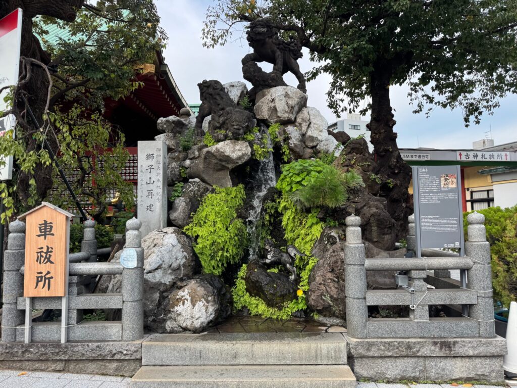 神田明神の車祓所と緑豊かな獅子山