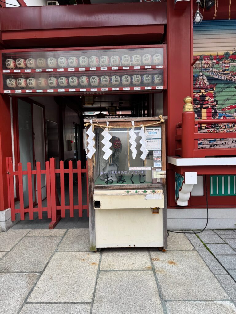 神田明神境内にあるレトロなガラスケース入りおみくじ機
