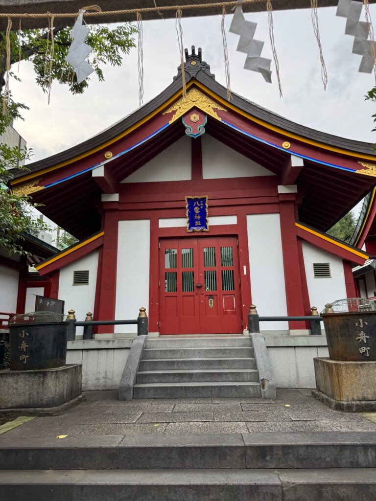 神田明神境内にある江戸神社の鳥居と神田明神境内にある小舟町の神田明神境内にある魚河岸水神社の社殿