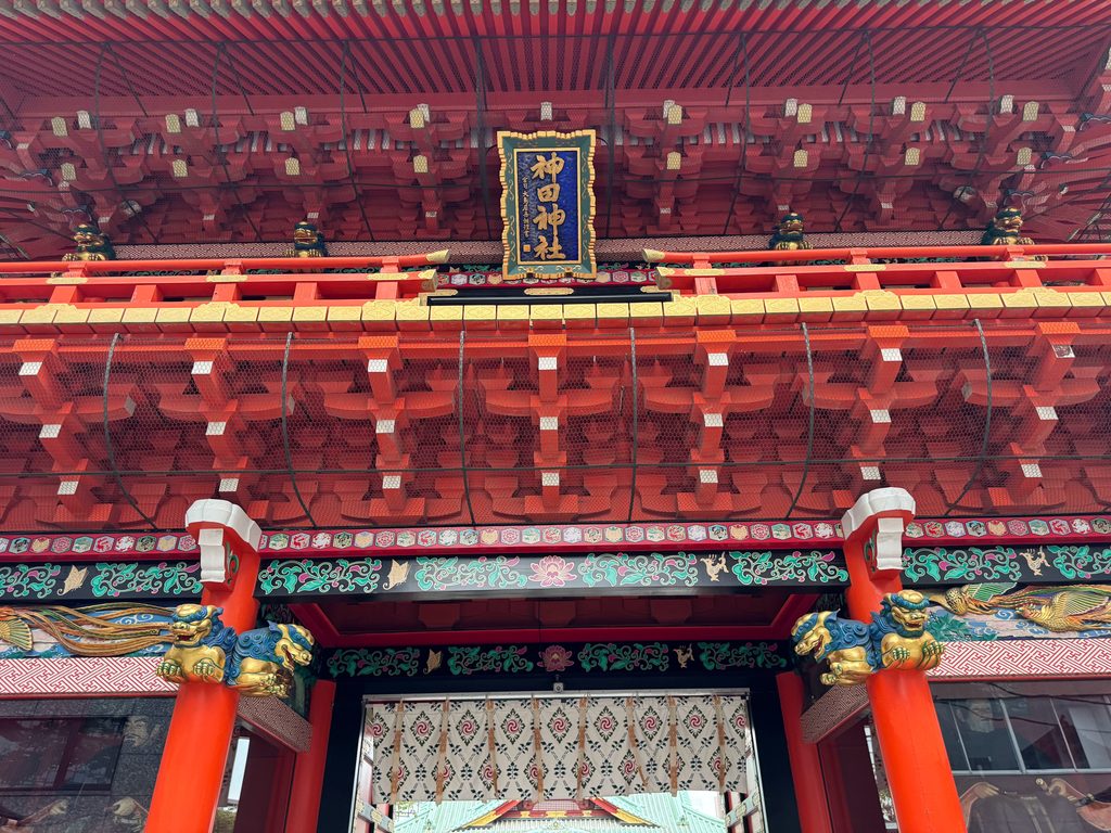 青空に映える神田明神の御社殿（本殿）