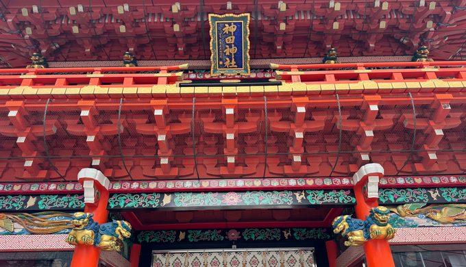 青空に映える神田明神の御社殿（本殿）