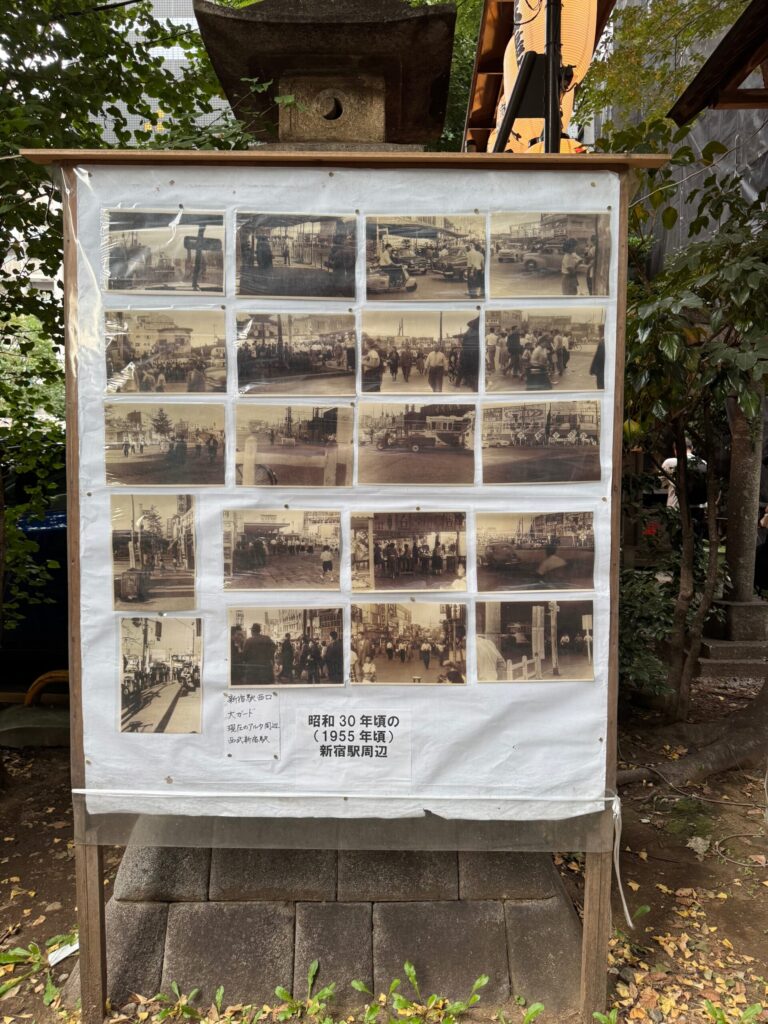 昭和30年代の新宿駅西口大ガード周辺の風景を伝える境内の歴史写真パネル