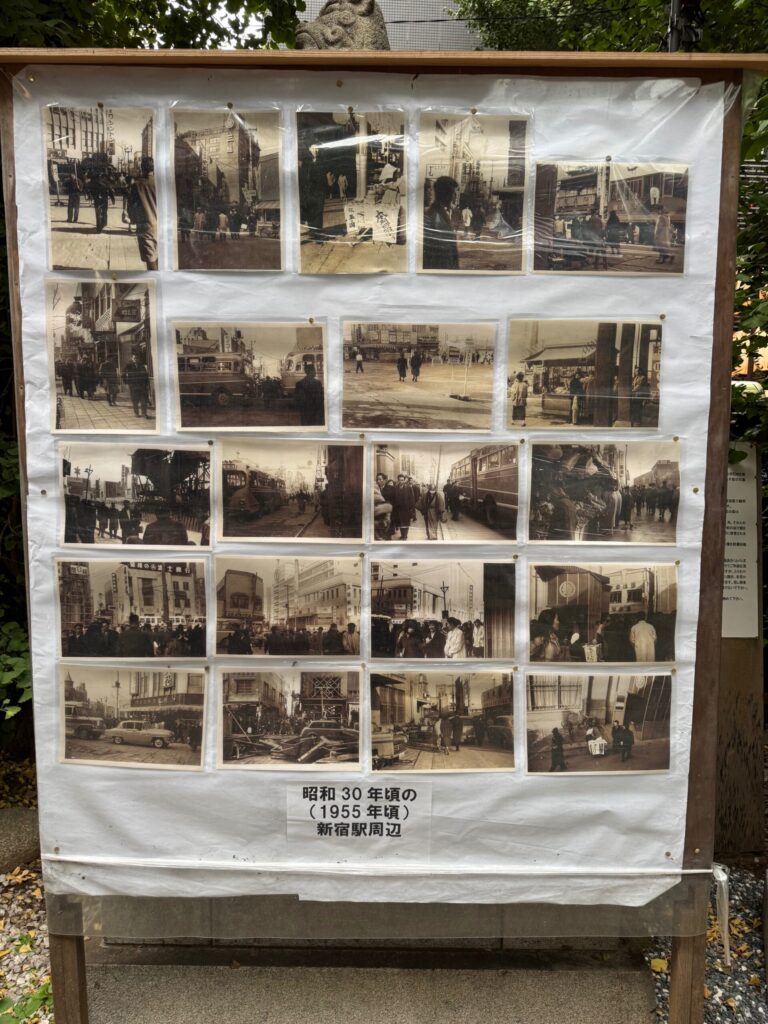 歌舞伎町の歴史と神社の歩みを伝えるモノクロ写真パネル