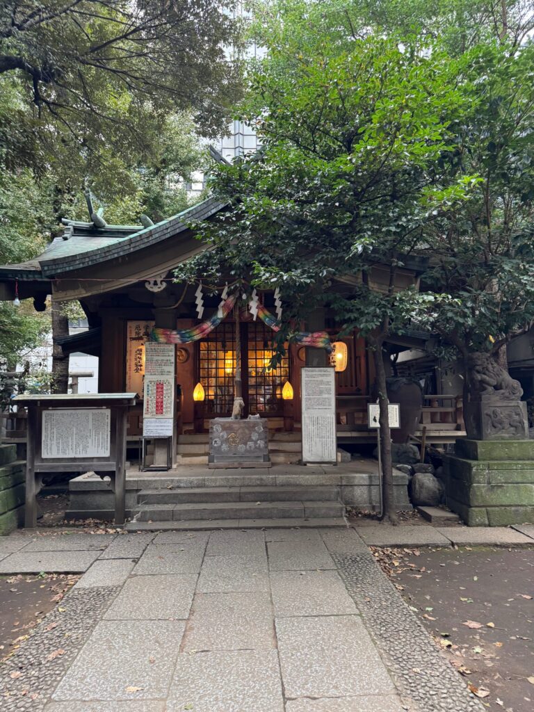 木々に囲まれた稲荷鬼王神社の鳥居と参道