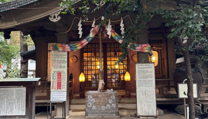 鬼王神社の拝殿と周りの風景