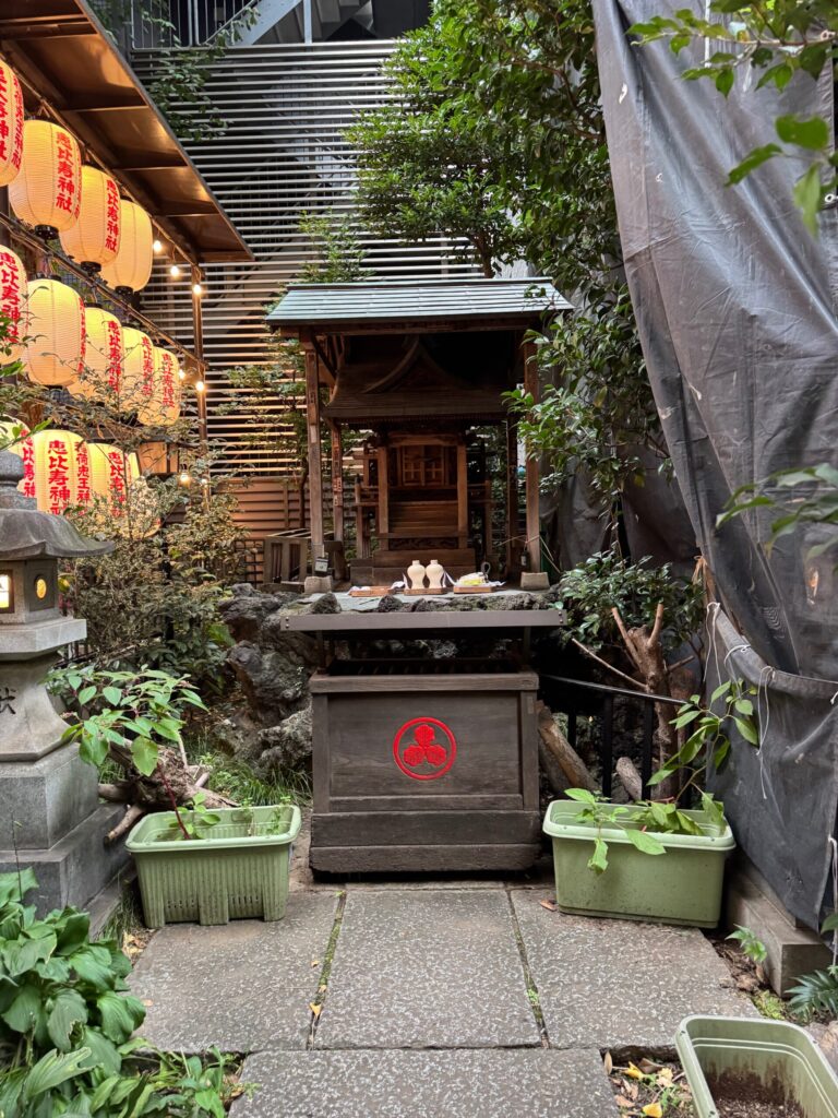 稲荷鬼王神社の境内にある小さな祠