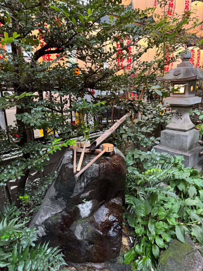 澄んだ水音が地中から響く稲荷鬼王神社の手水舎と水琴窟の竹筒