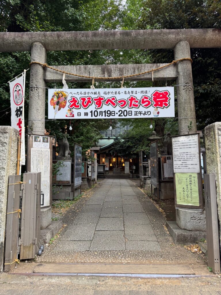 新宿歌舞伎町のビル街に静かに佇む稲荷鬼王神社の朱色の鳥居と参道