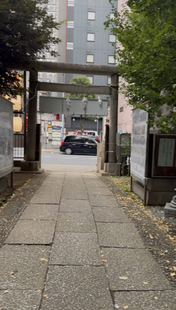 稲荷鬼王神社からほど近い新宿・職安通りと歌舞伎町の賑やかな街並み