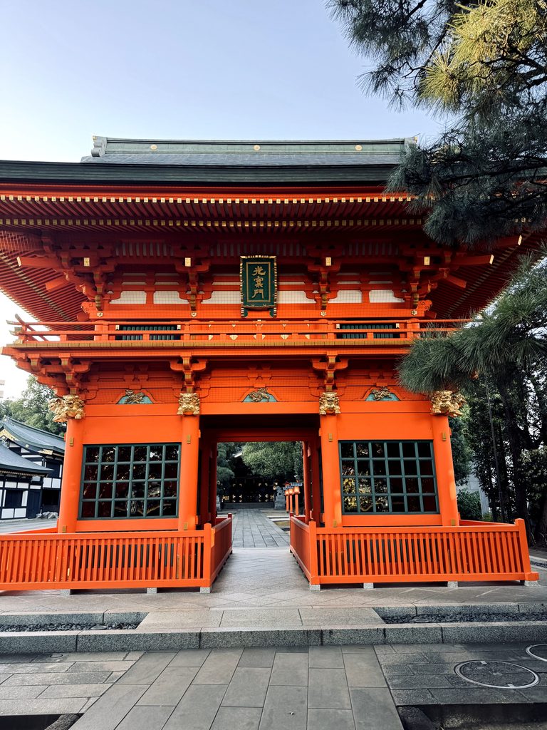 穴八幡宮の朱塗りの随神門