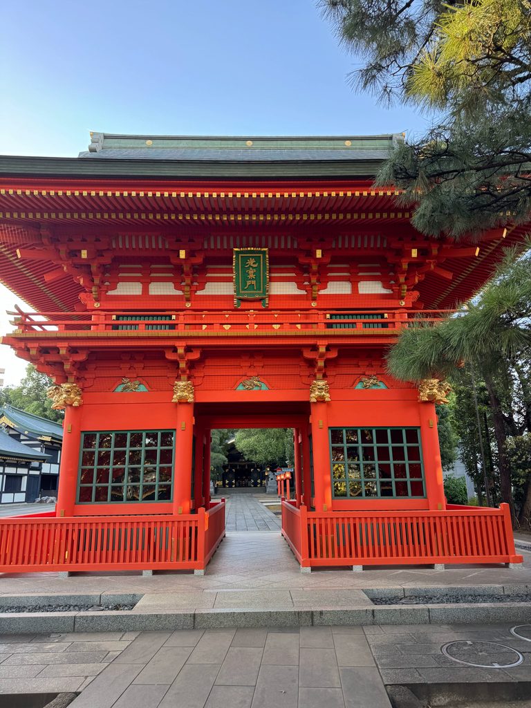穴八幡宮の参道上にある朱塗りの隋神門(光寮門)の外観