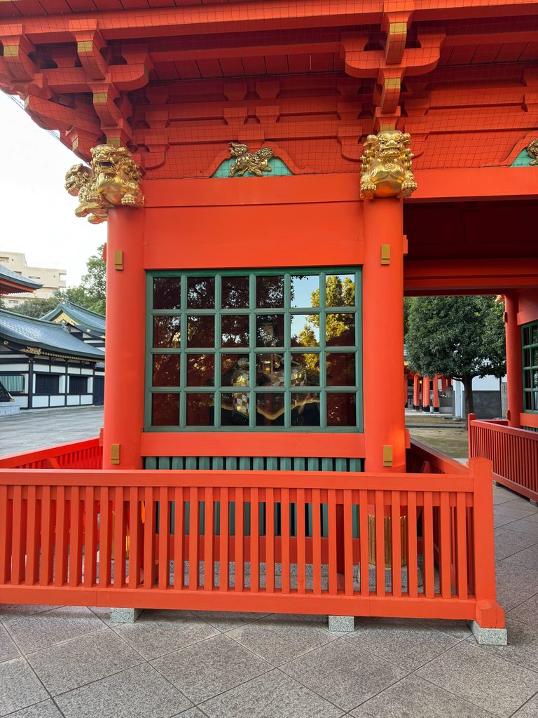 穴八幡宮の隋神門の柱の上部に施された金色の獅子彫刻