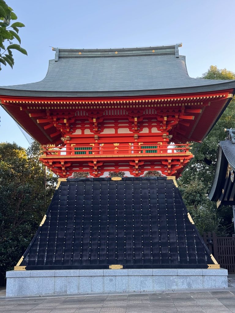 穴八幡宮の境内に佇む重厚な朱塗りの鼓楼