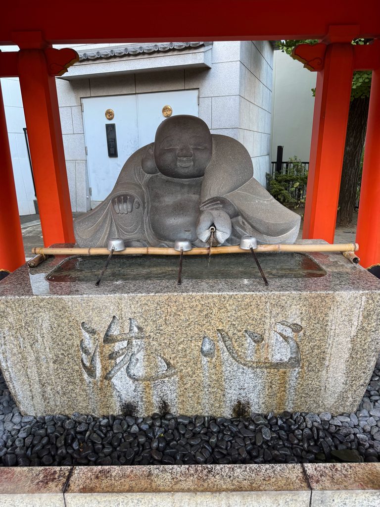穴八幡宮の手水舎にある新宿区指定文化財「布袋像の水鉢」レプリカ