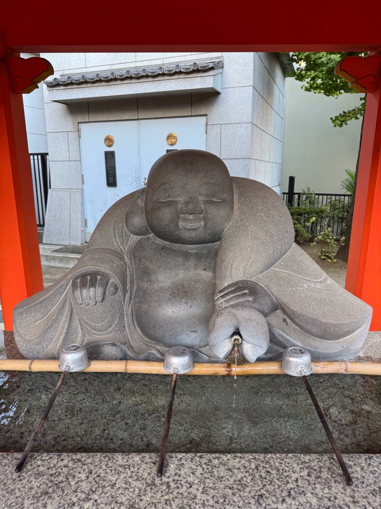 穴八幡宮の手水舎にある布袋様の像