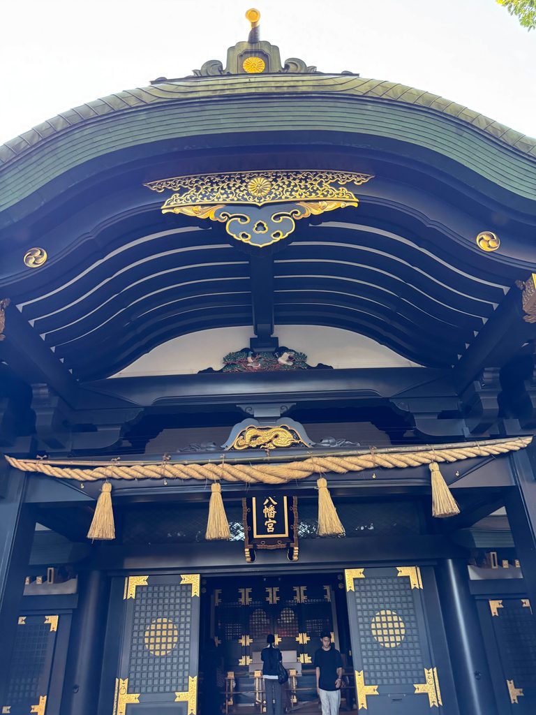 穴八幡宮拝殿の軒下に施された黄金の龍の木彫りと立派な注連縄