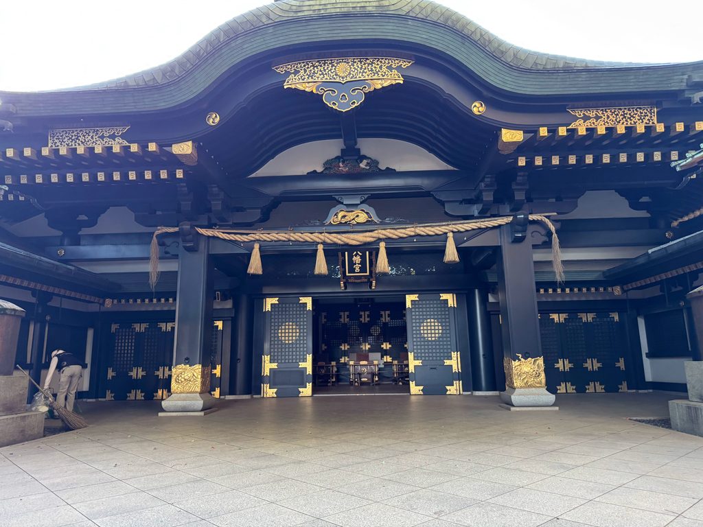 敷石の参道の先に見える穴八幡宮の壮麗な拝殿(社殿)