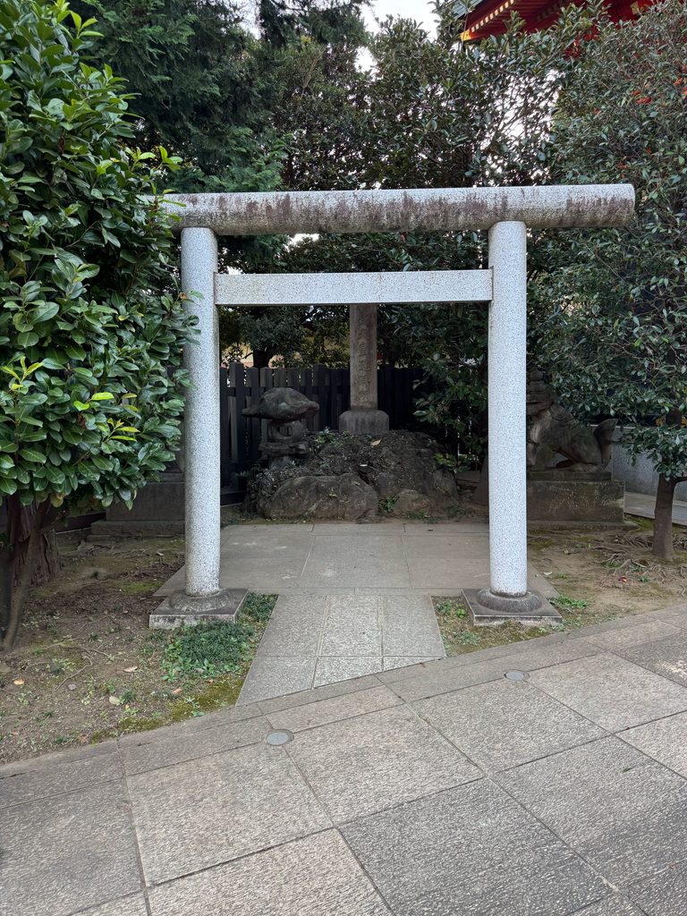 穴八幡宮の緑に囲まれた神武天皇遥拝所の石碑