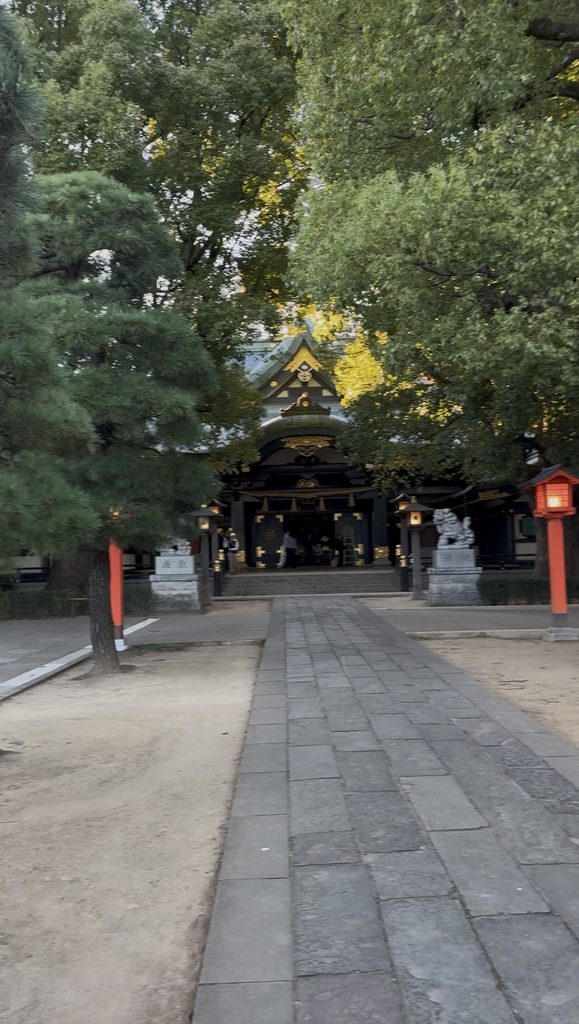 夕方の穴八幡宮の境内の様子